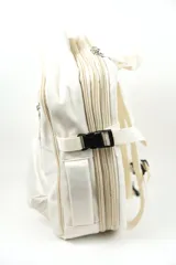 Mochila gris de poliéster, con compartimento principal con cierre, bolsillo frontal con cierre y bolsillo vertical en el frente.