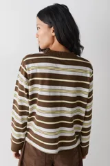 Bucito de manga larga con diseño de rayas horizontales en tonos marrón, blanco y amarillo. Presenta cuello redondo tejido y puños acanalados, con el logo de la marca bordado en el centro del pecho.