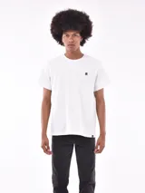 Remera blanca de corte recto con logo pequeño estampado en el pecho.