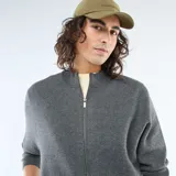 Campera de punto gris con cierre frontal completo, cuello redondo y puños acanalados.