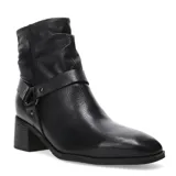 Bota corta de cuero negro con textura rugosa, diseño de caña arrugada y detalle de correa con hebilla metálica lateral. Cuenta con taco cuadrado y punta redondeada.