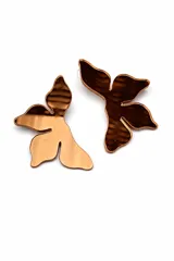 Aros de fiesta en acrílico espejado color cobre con diseño orgánico de pétalos. Cuentan con cierre de perno.