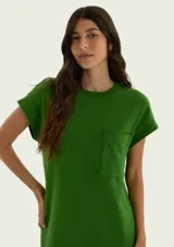 Vestido corto marrón de corte recto y holgado, con mangas cortas con vuelta, cuello redondo y un bolsillo aplicado en el pecho.