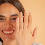 Par de alianzas bombé de oro de 9k con diseño clásico y acabado brillante.