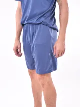 Short deportivo negro, de corte recto y largo hasta la rodilla, con cintura elástica.