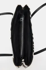 Bolso de hombro de piel con textura, diseño de estampado animal tipo cebra en blanco y negro, doble asa fina de hombro en color negro y cierre con botón imantado.