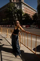 Jean wide leg de tiro medio en color azul, con recortes y pespuntes a contratono.