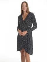 Vestido envolvente de seda fría estampado en blanco y negro, marca Luxology. Presenta escote en V cruzado, cintura elastizada con apliques metálicos en el lateral, manga larga entallada y ruedo asimétrico en el frente.