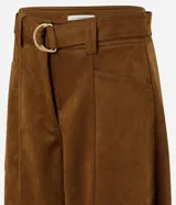 Pantalón de corte barrel con cintura estructurada, trabillas y cinto ajustable con hebilla metálica. Presenta diseño de piernas anchas con recortes laterales y bolsillos frontales.