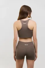 Minishort deportivo de tiro alto con bolsillos laterales, confeccionado en tejido elastizado de compresión media.