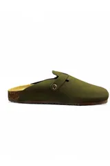 Zuecos de estilo birken, color verde militar, confeccionados en material tipo gamuza, con una tira ajustable en el empeine con hebilla metálica dorada y suela plana.