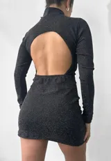 Minivestido negro con lurex plateado, cuello alto y espalda descubierta.
