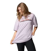 Remera oversize Columbia para mujer, de color lila, con cuello redondo acanalado y estampado frontal con el logotipo de la marca y diseño de montañas.