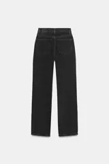Jeans de tiro alto con corte mom fit, cinco bolsillos y cierre frontal con cremallera y botón metálico.
