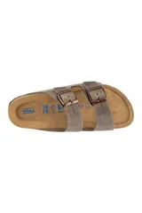 Sandalias Birkenstock Arizona de cuero engrasado color marrón claro, con plantilla acolchada y suela de goma EVA.
