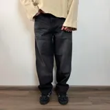 Pantalón de jean estilo baggy, de corte holgado y tiro medio, confeccionado en denim de tela pesada en tono celeste claro.