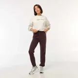 Pantalón de jogging color borgoña, de corte recto y cintura con cordón ajustable.