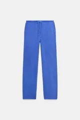 Pantalón largo recto color azul con efecto lavado, tiro medio y cintura elástica ajustable con cordón. Cuenta con bolsillos laterales ocultos.