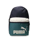 Mochila Puma Phase con diseño color block en tres tonos: azul marino en la parte superior, beige en el medio y verde oscuro en el bolsillo frontal. Presenta el logo grande de Puma en blanco en el bolsillo inferior.