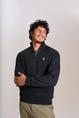 Buzo de cuello alto con cierre frontal parcial, manga larga y puños acanalados. Presenta un diseño liso en color negro con el logo de la marca bordado en el pecho.