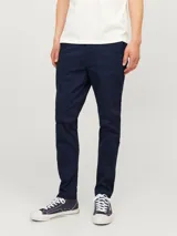 Pantalón chino de corte slim y tiro medio, color azul marino, con cierre de cremallera y botón frontal. Confeccionado en tejido de algodón con elastano.