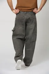 Jean baggy de corte amplio, estilo carpintero, color gris oscuro con efecto acid wash y costuras en contraste.