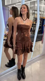 Vestido corto strapless de lurex marrón con acabado brillante, corte ajustado al cuerpo y falda con volados en la parte inferior.