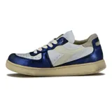 Championes Diadora Heritage de corte urbano, diseño combinado en blanco, azul metalizado y suela desgastada estilo vintage.