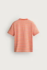 Camiseta de corte regular fit confeccionada en tejido de algodón, con diseño de rayas horizontales en color naranja y blanco, cuello redondo y manga corta.