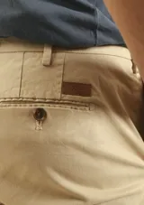 Pantalón de vestir color gris oscuro, de corte recto y tiro medio.