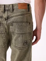 Jean de corte slouchy en color negro, confeccionado en algodón, con diseño de tiro medio y ajuste holgado en las piernas.