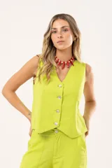 Chaleco verde lima de lino con lurex, escote en V, sin mangas y cierre frontal con botones.