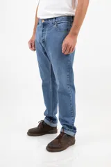 Pantalón jean de corte recto clásico con cinco bolsillos, botones de cobre y costuras color camel.