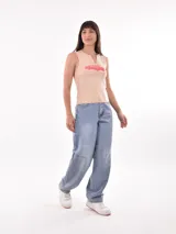 Musculosa color beige con cuello en V y estampa de un auto clásico en color rojo.