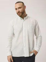 Camisa de hombre de manga larga con rayas verticales en tonos verde claro y blanco. Confeccionada en una mezcla de lino y algodón, presenta cuello abotonado y bolsillo en el pecho.