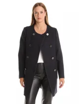 Tapado de lana negro con doble abotonadura frontal, cuello redondo y bolsillos laterales de parche. Presenta una silueta de corte tres cuartos y forro interno a tono.