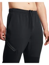 Pantalón de jogging Under Armour de corte ajustado, confeccionado en tejido de doble punto elástico y transpirable. Presenta cintura elástica con cordón interno, bolsillos laterales abiertos y un bolsillo lateral adicional con cierre termosellado. Incluye el logo de la marca sutilmente aplicado en el muslo.