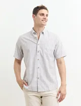 Camisa de manga corta a rayas verticales celestes y blancas, con cuello abotonado y corte clásico.