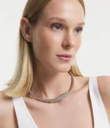 Collar choker de metal plateado con textura de serpiente y diseño de muelles.