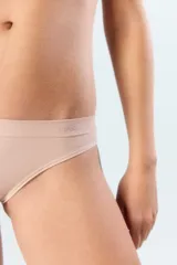 Bombacha tipo vedetina de corte clásico, confeccionada en tejido seamless sin costuras, con cintura elástica y logo grabado en el frente.