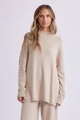Sweater de punto color beige melange, de corte amplio y cuello alto.