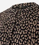 Cardigan de punto con estampado animal print, cuello redondo y cierre frontal con botones. Presenta mangas largas abullonadas con puños ajustados y un corte corto.