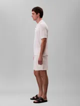 Short de algodón waffle color blanco hueso, con cintura elástica y cordón ajustable.