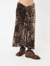 Falda midi negra cubierta de lentejuelas doradas.