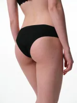 Bombacha tipo bikini de algodón con textura acanalada, tiro medio y detalle de puntilla en el borde superior.