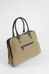 Briefcase negro de nylon con tres compartimentos, dos con cierre, bolsillo delantero con solapa y cierre de broche a presión. Cuenta con doble asa de mano, correa regulable y un llavero decorativo con cuentas coloridas colgando de uno de los herrajes.