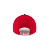 Gorra New Era 9FORTY ajustable, color rojo con logo del equipo de béisbol Philadelphia Phillies bordado en blanco en el frente y botón superior en azul.
