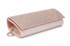 Cartera tipo clutch de fiesta color nude, con acabado brillante de pedrería en tonos champagne y cadena metálica fina extraíble.