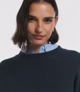 Suéter de punto azul marino, con cuello redondo y manga larga.
