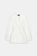 Blazer vestido corto confeccionado en tejido satinado color blanco, con cuello de solapa y cierre frontal cruzado con botones.